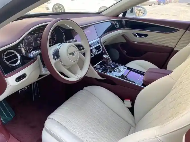 宾利经典的飞翼造型为灵感进行设计,使内饰空间的左右两个区域协调