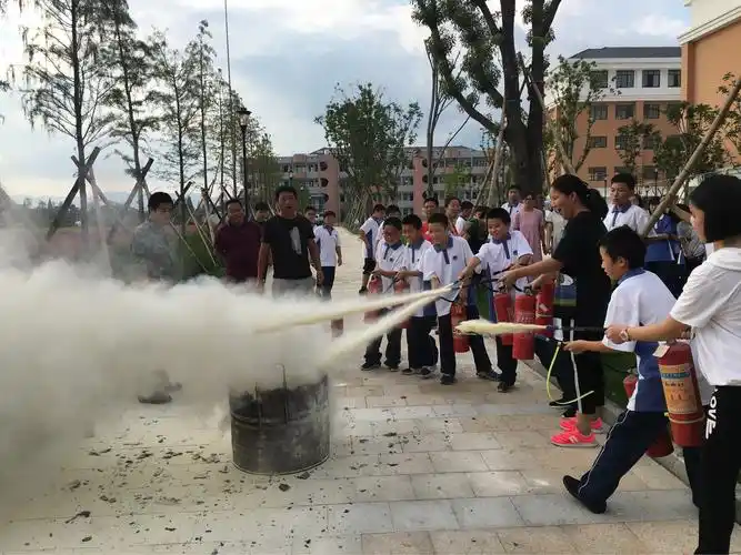 消防演练常抓不懈,安全意识警钟长鸣——始丰中学开展消防疏散逃生
