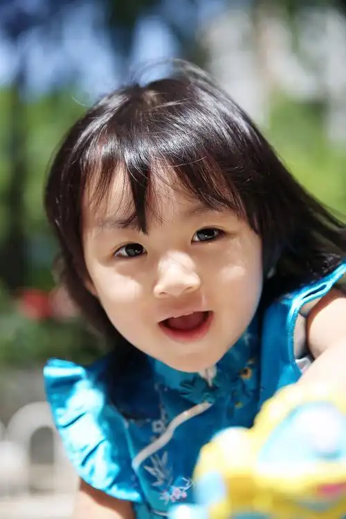 周日,阳光正好,朋友请去拍照,2岁大的小姑娘,可爱至极,抓拍于北京某