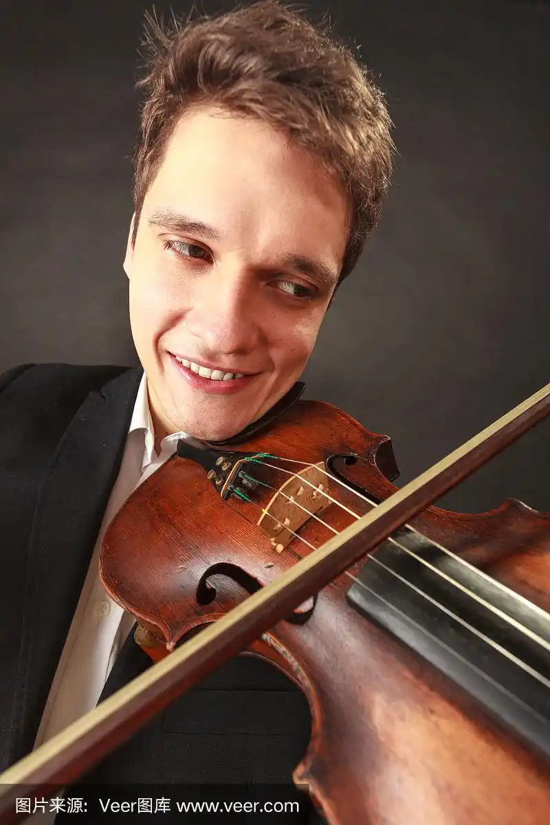 拉小提琴的人表现出情感和表情