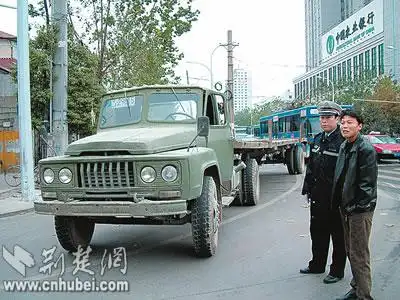 报废车摇身变军车频繁运货被抓现行图