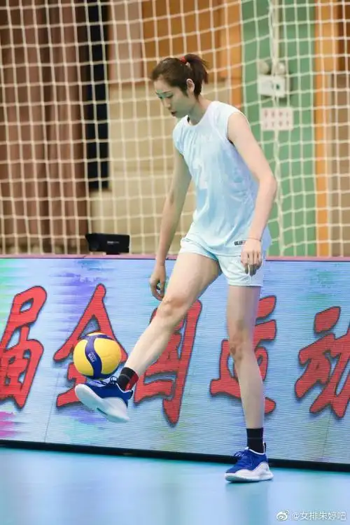 大长腿抢镜女排队长朱婷在场边秀脚法肤白貌美气质出众