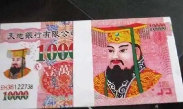 原创国家一级演员王卫国回家祭祖发现冥币上画的竟然是自己