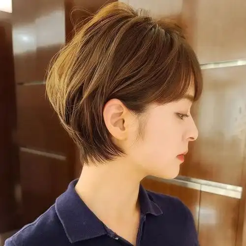 30岁左右的女性对于发型的追求,大多喜欢通过剪染来完成,改变不需要太