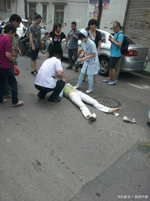 2016年8月20日凌晨2时许,21岁的晓雯从酒店坠楼身亡.