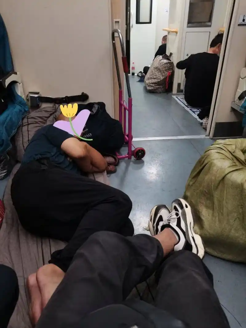 绿皮硬座火车上的人生百态 为了生活漂泊在外,吃够了生活的苦,希望