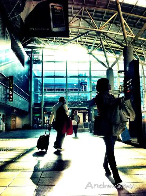 车站人来人往,常会捕捉不经意地的瞬间,这张影像就很像分道扬镳的