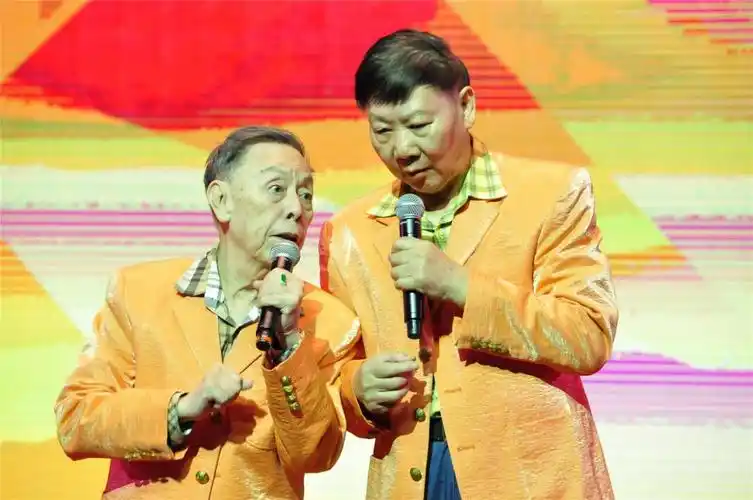 85 岁黄俊英带来笑声,粤语相声歌舞综艺晚会在文化公园举行