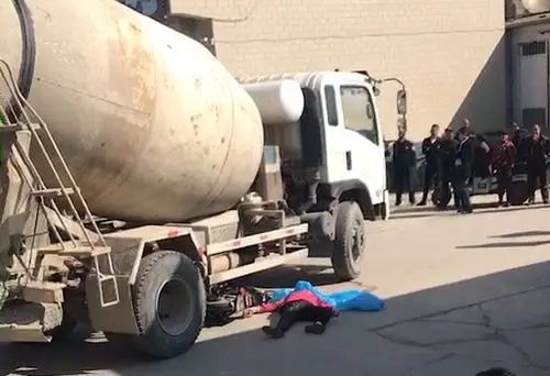 【监控视频】保定一女子被罐车碾压当场死亡,脑袋都.(慎点)