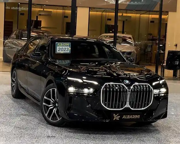 全新宝马7系 黑武士的风格很有气势 搭载全景天幕