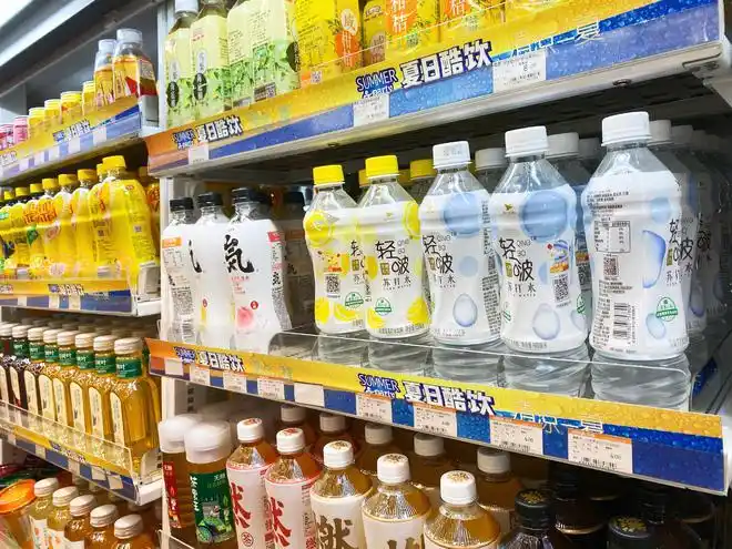 超市和便利店的饮料区货架,有各种各样的无糖饮料 / 图虫创意