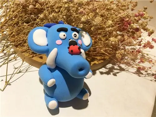 粘土diy的作品,这款手工作品的名字叫做:小象贝贝,在小编印象中大象都