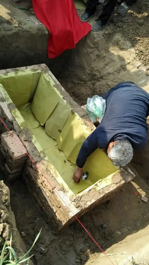 砖头砌好的墓穴,整个过程有照片,也有录像