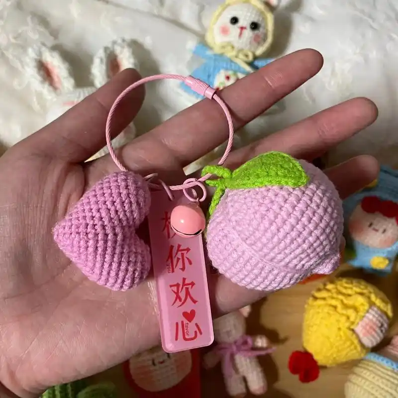 桃你欢心 小挂件(附图解)图解也是比较简单的,桃子钩完要拉一 - 抖音
