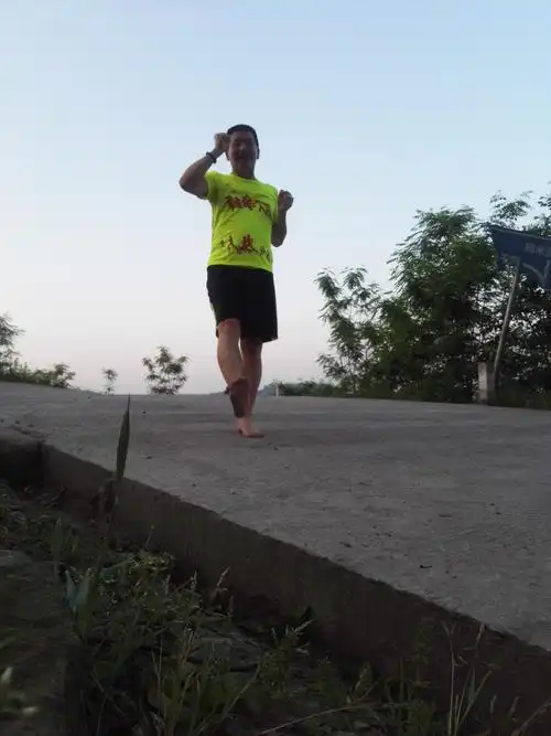 把足底筋膜炎和跟腱炎跑出来了,然后反思,循序渐进开始迷上赤脚跑步