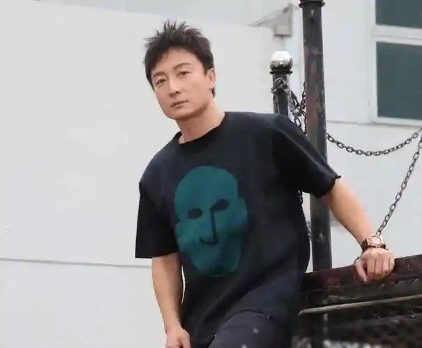 方力申爱恋小女友,夸赞她单纯可人,不舍得她花钱欲望低