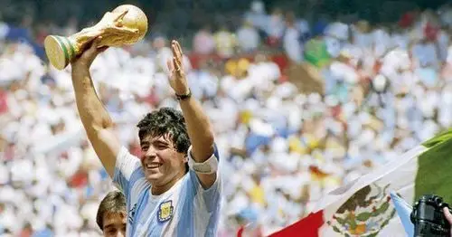 马拉多纳带领阿根廷队夺得1986年世界杯冠军