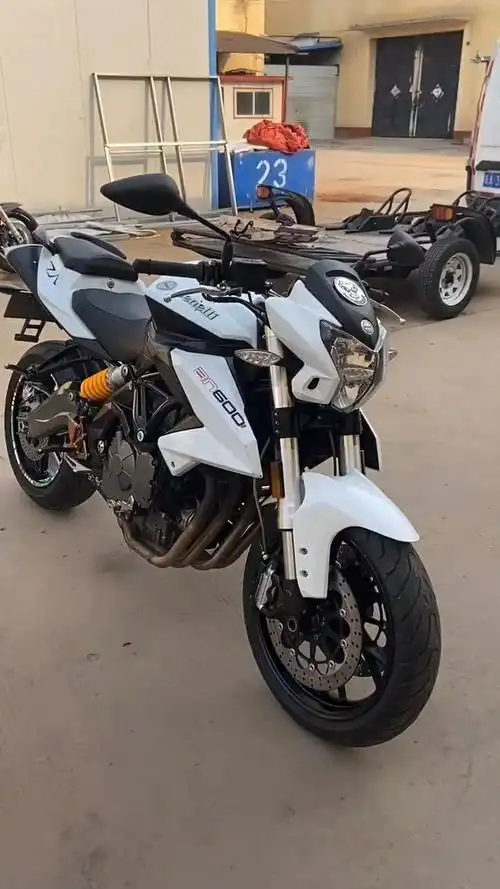 又到一台15年京b公户贝纳利黄龙600太炫酷了