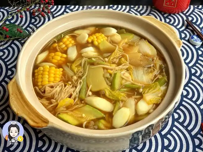 宅家里不出门做了1道素焖锅热气腾腾端上桌家人都喜欢