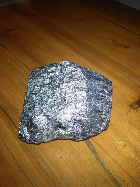 银白色的像锡纸,在阳光下闪耀眼光.重量感跟石头差不多.