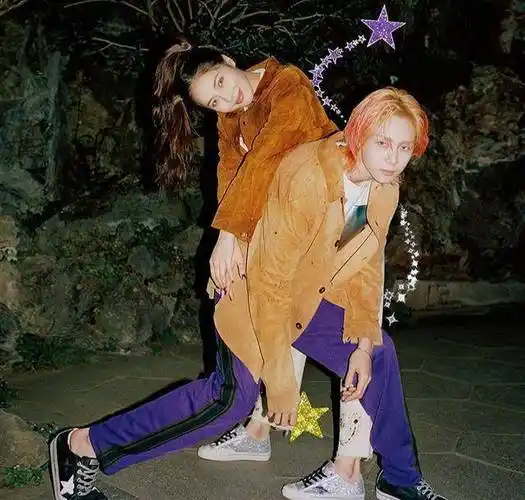 泫雅金晓钟同框演绎时尚大片展现个性时尚魅力