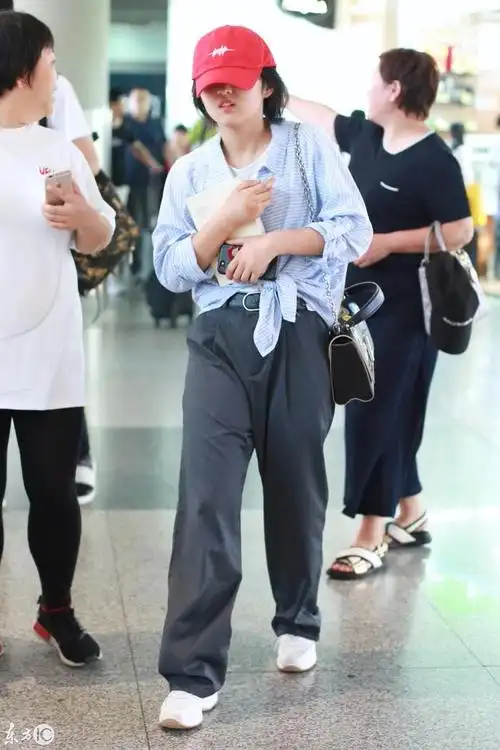 张子枫穿条纹衬衫搭配运动裤现身机场,图三手背起了水泡让人心疼