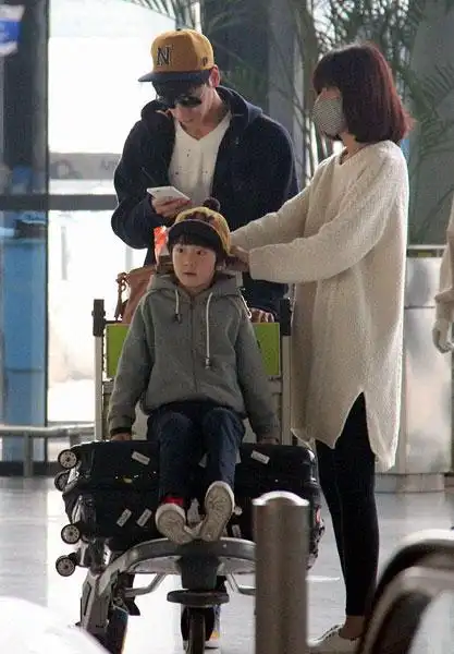 张亮曝将为妻子寇静补办婚礼 现场拜师"咏春传人"