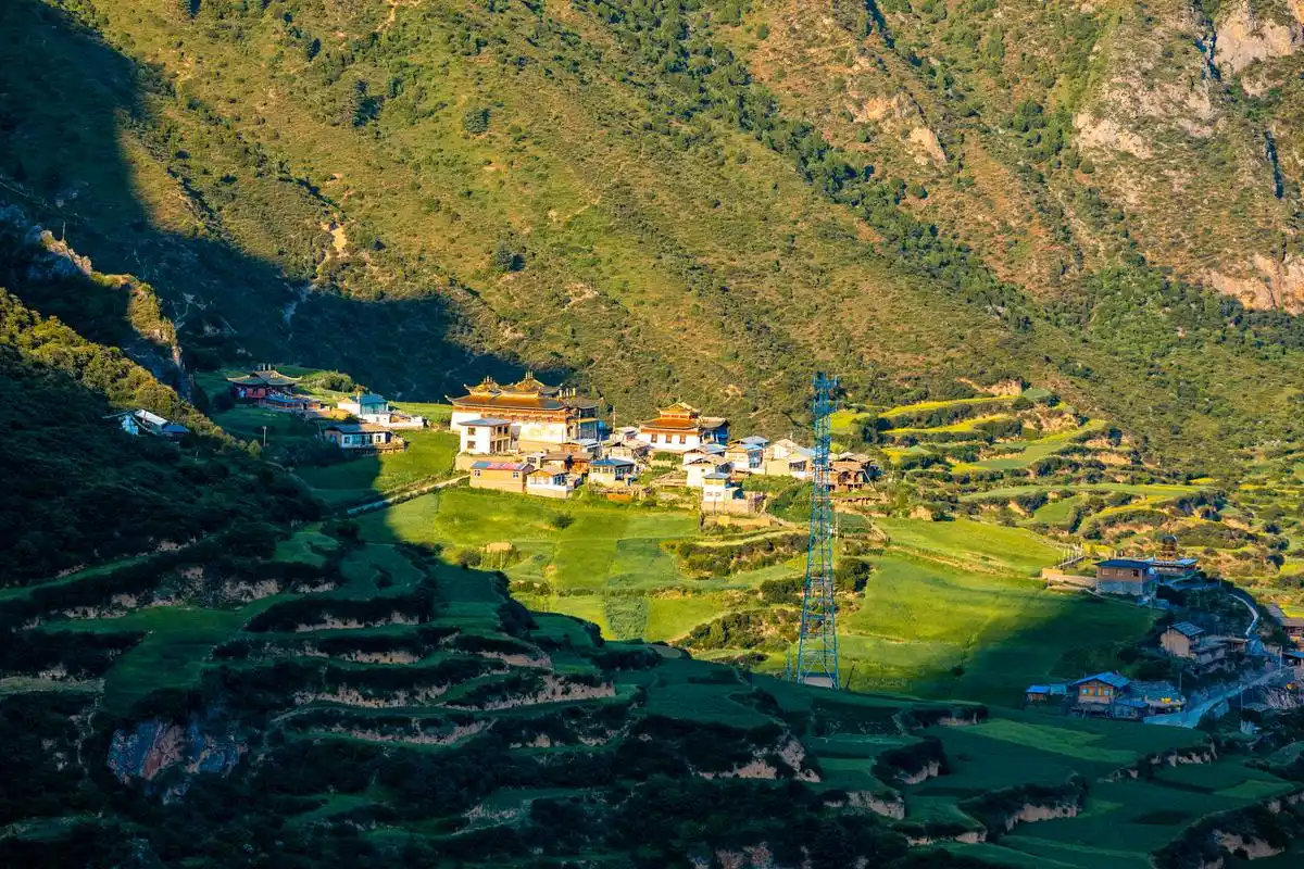 扎尕那景区位于中国甘肃省迭部县,海拔在2000米到3000米之间,最高山峰