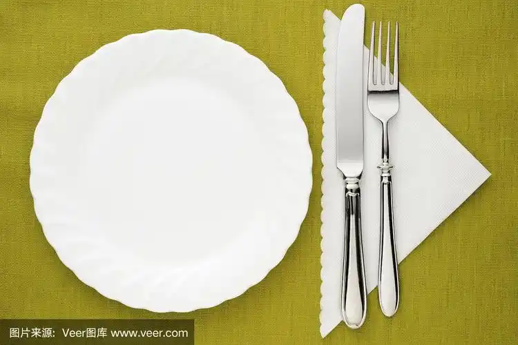 白色盘子,银刀叉,绿色桌布