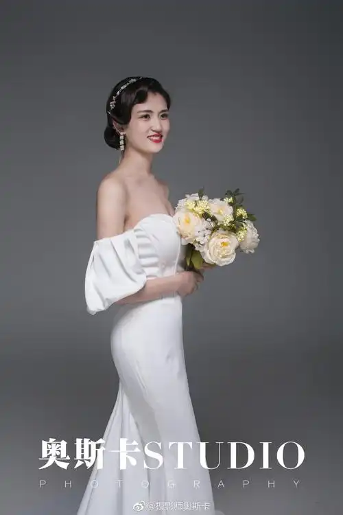 精彩的摄影能让照片附上情绪婚纱摄影中人物一瞬间的眼神动作