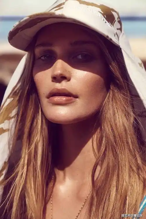 美国超模诺埃尔·贝瑞(noel berry)以健康阳光的泳装姿态登上7月