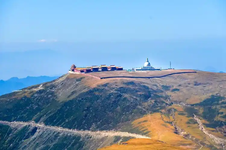 远处山顶的建筑是五台山的中台