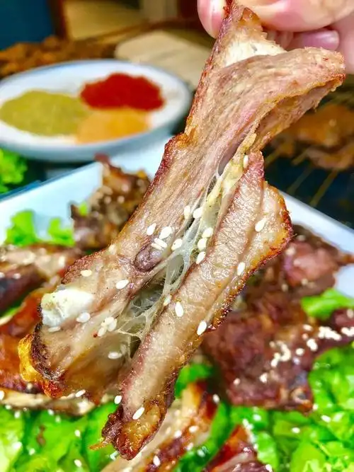 经秘料腌制过的羊排,在吊炉中烘烤后,表皮酥脆,里面的肉软嫩的恰到