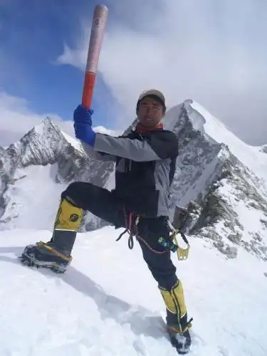 图文-登珠峰候选人积极训练 索朗顿珠高举奥运火炬