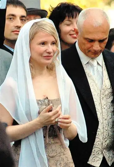 2005年,基辅,季莫申科出席爱女与英国摇滚歌手西恩·卡尔的婚礼.