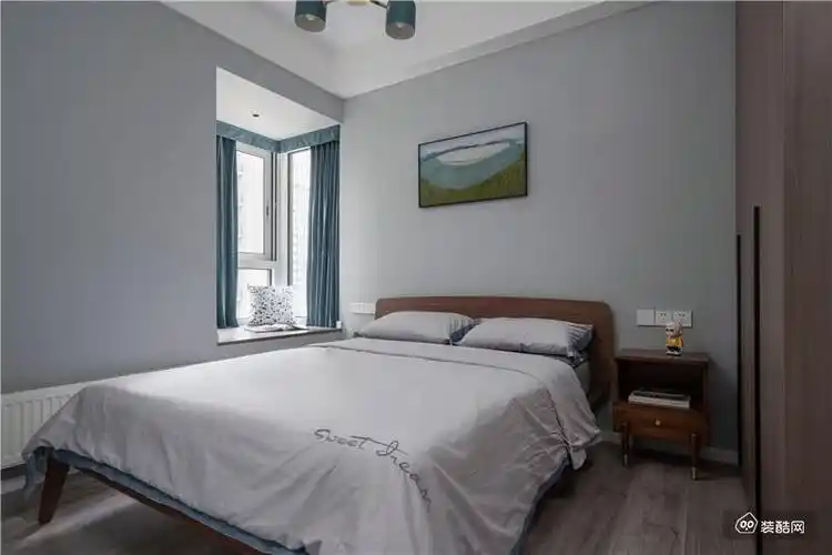 老人房墙面采用了颜色相对稳重的灰 配上一副色彩鲜明的装饰画 以达到