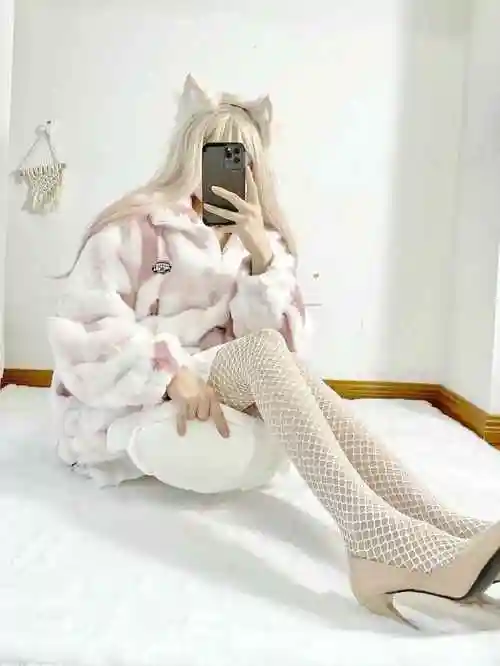 白毛的白网袜超短裙可爱小萝莉美图