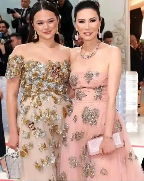 邓文迪越活越滋润穿吊带短裙与小鲜肉约会焕发第二春好甜腻