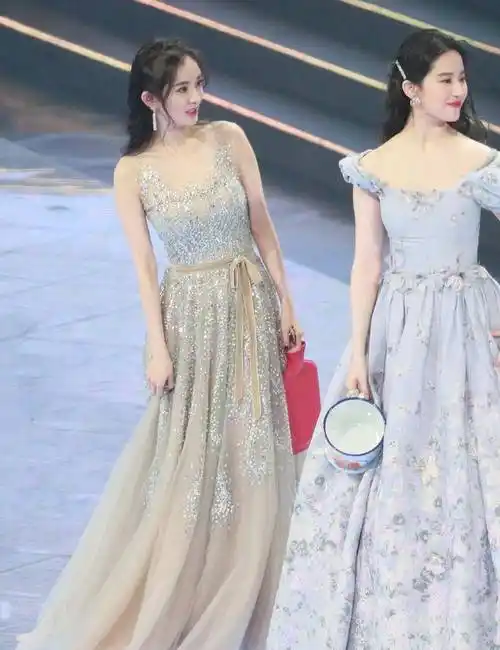 杨幂刘亦菲15年前同框,相差一岁气质大不同,有没有整容一目了然_时尚