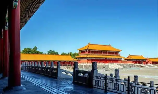 永乐十八年朱棣正式迁都北京,从此明清两代帝王在这里居住了500多年.