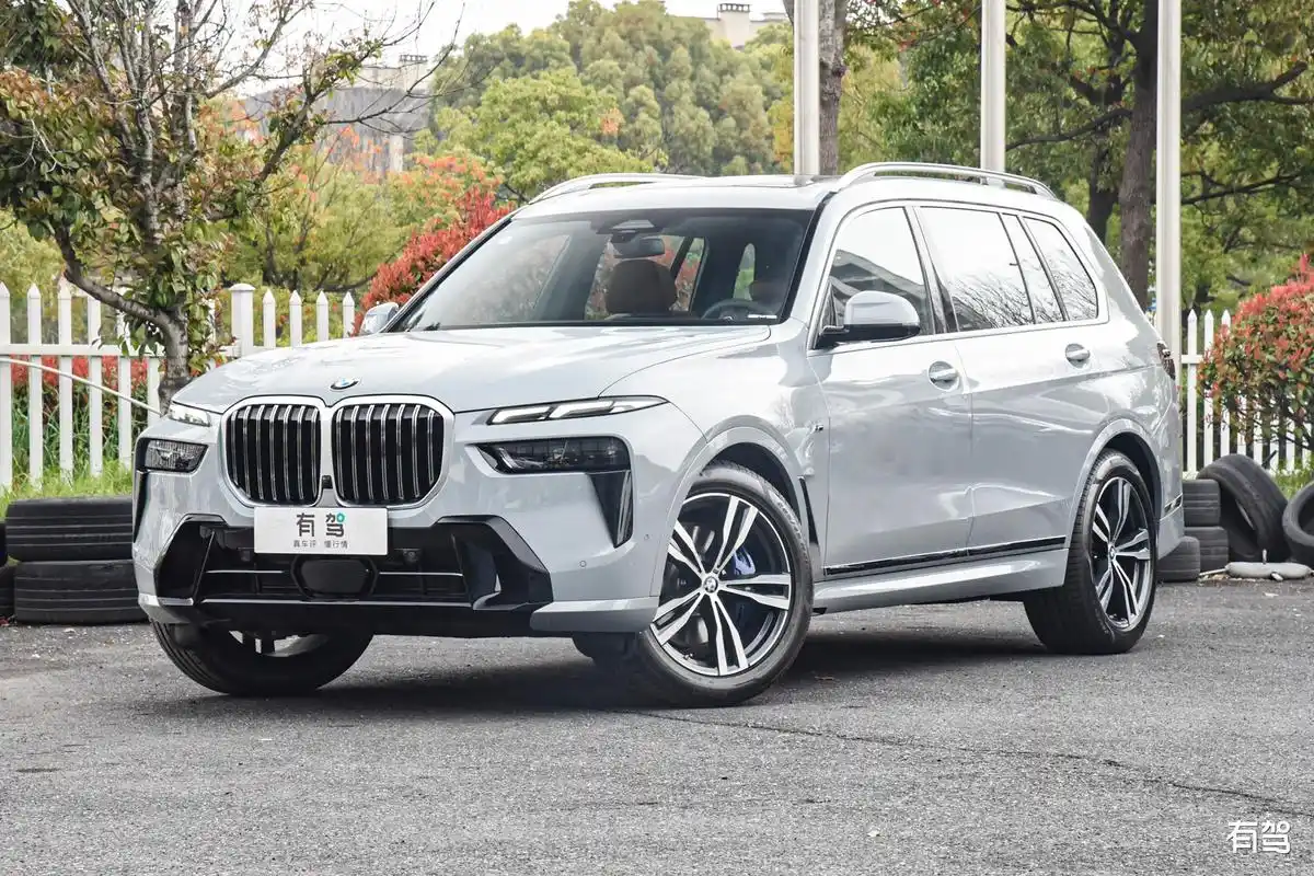新款宝马x7亮相!新车比奔驰gls还豪华,配4.4t v8 四驱