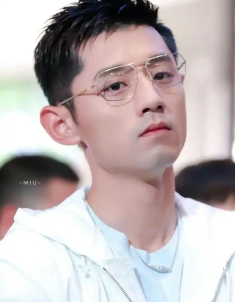 换对发型的张继科马龙又英俊了许多,两个搞体育的男人审美还真好.