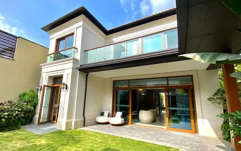 经过几天考察,最终定下三亚133平独栋别墅,有花园,地下室更大