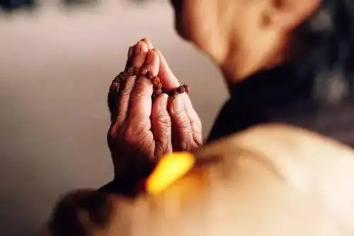 『双手合十的由来』所以我们不能浅看合掌之礼佛法难求,人身难得,一切