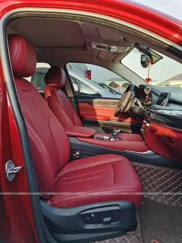 米色看腻了改成黑红配内饰真香——veecar|汽车改装|改装知识分享平台