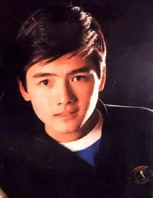 哪吒何威事业巅峰息影曾穷到摆地摊今成富商却发福油腻