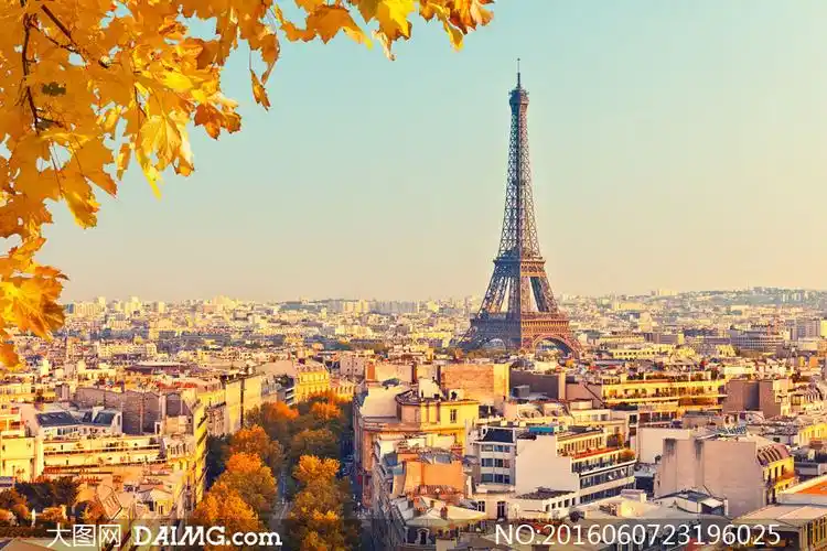 平视角度眺望的埃菲尔铁塔高清图片