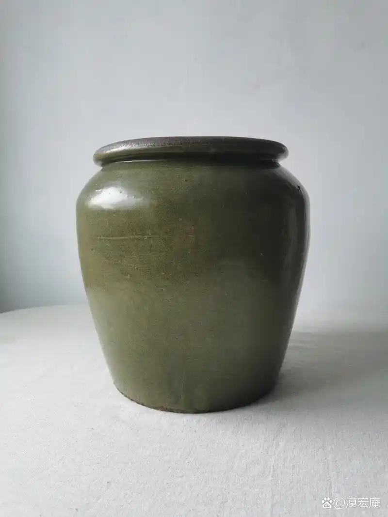 唐代耀州窑茶叶末釉青瓷缸.高32厘米,口径25厘米,足径23.5厘米.