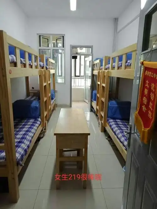 在每天学生离开公寓后,及时开窗通风,定期对每个宿舍用消毒灯进行消毒
