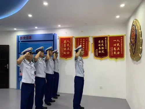 四是组织新消防员向国家消防救援队伍队徽宣誓